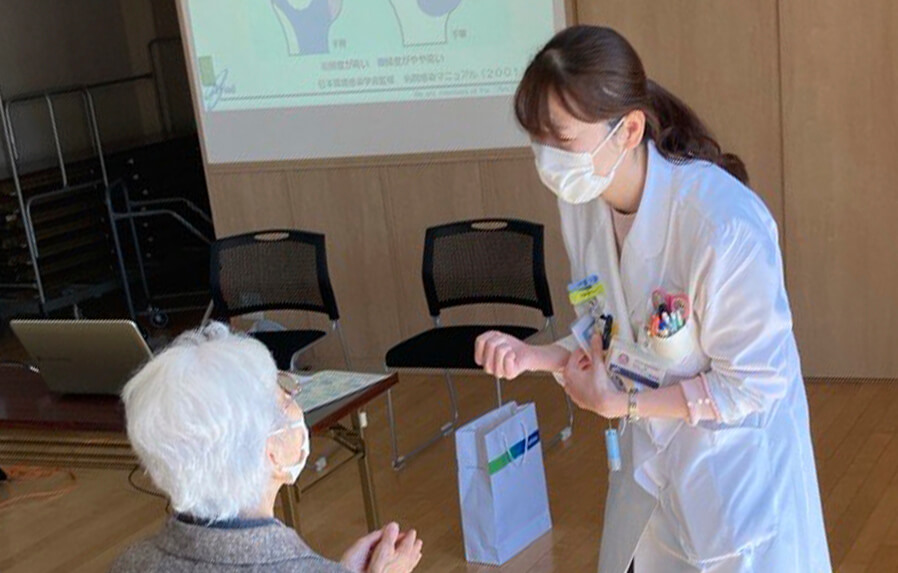 健康セミナーで地域の方の健康相談に応じる内山さん